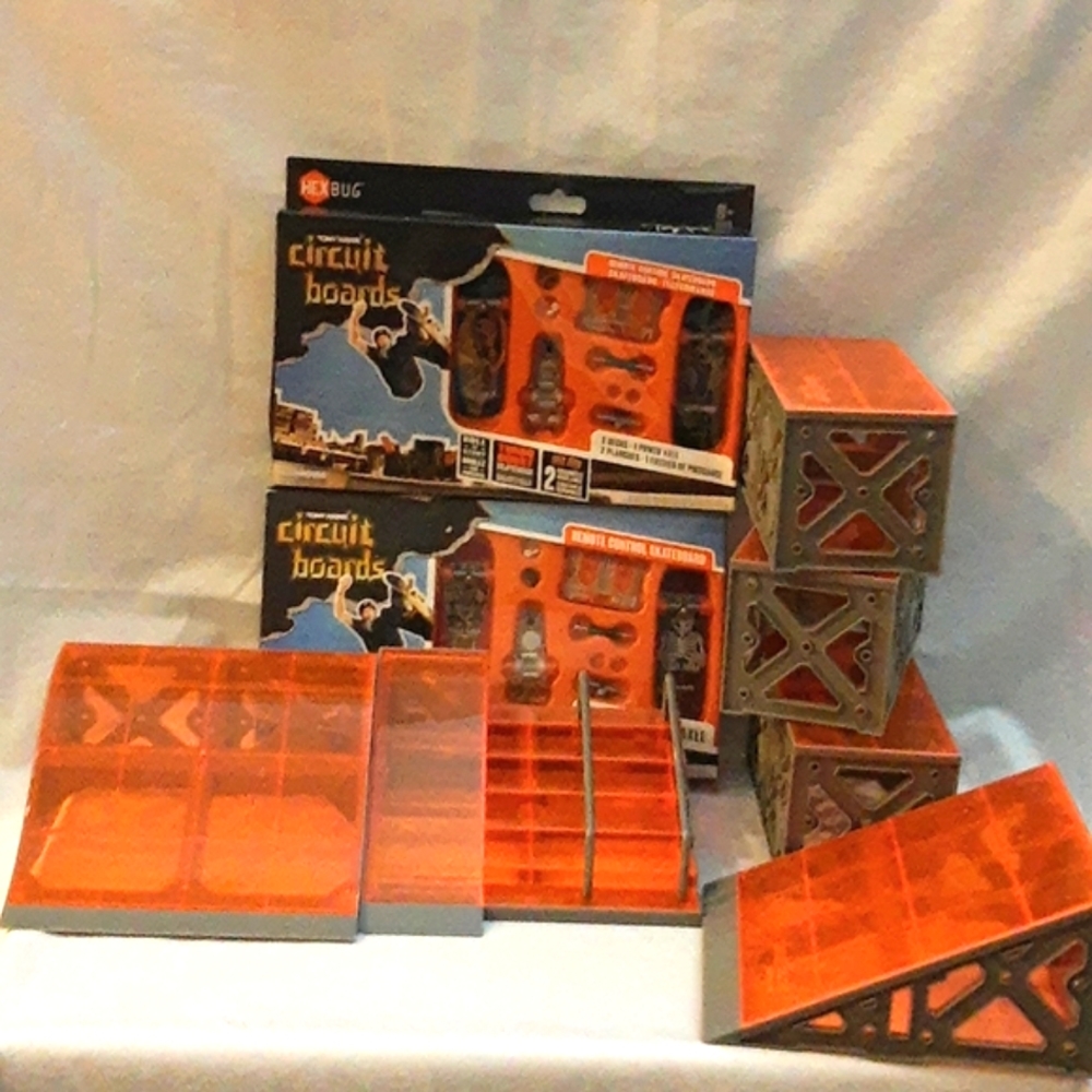 Authentic Tony Hawk HexBug Circuit Board Finger Boards Skatepark Build Set